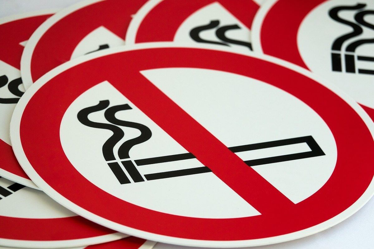 Doit-on mettre une affiche « interdiction de fumer » dans les entreprises ?