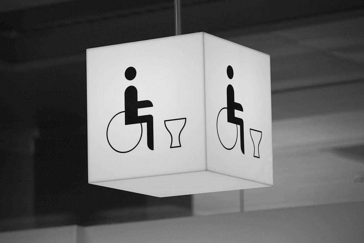 WC handicapés en entreprise : quelles sont les normes à respecter ?